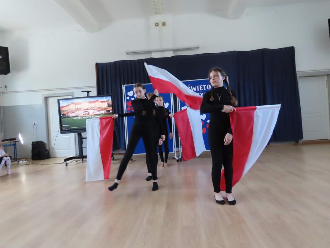 Taniec_z_flagami_uczennic