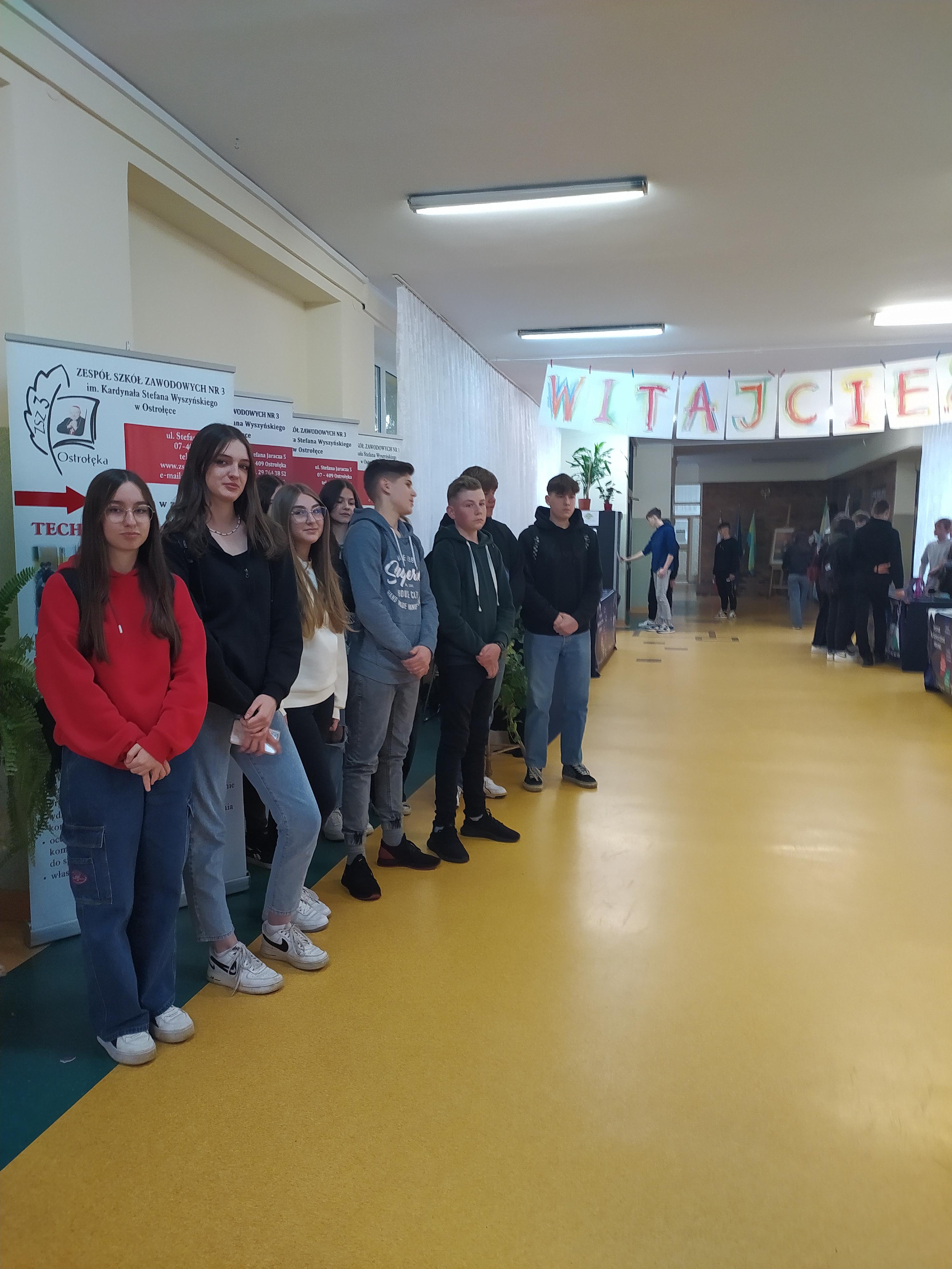 Uczniowie_na_dniu_otwartym_zorganizowanym_w_dniu_Światowego_Dnia_Grafika_i_odwiedziła_Zesp&oacute;ł_Szk&oacute;ł_Zawodowych_nr_3_im-_Kardynała_Stefana_Wyszyńskiego_w_Ostrołęce