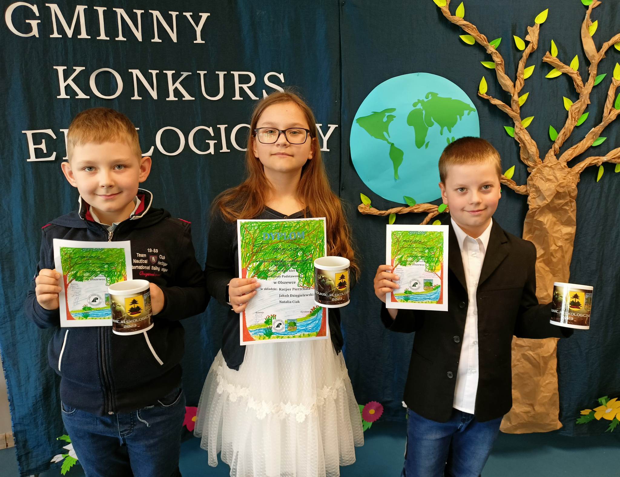 Uczniowie_prezentują_swoje_nagrody_zdobyte_w_Gminnym_Konkursie_Ekologicznym_(2)