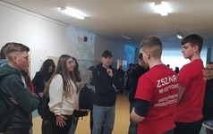 Uczniowie na dniu otwartym zorganizowanym w dniu Światowego Dnia Grafika i odwiedziła Zesp&oacute;ł Szk&oacute;ł Zawodowych nr 3 im. Kardynała Stefana Wyszyńskiego w Ostrołęce nr 3