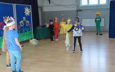 Uczniowie podczas tańca z okazji 1 Dnia Wiosny