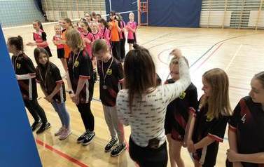 Dekorowanie uczni&oacute;w zdobytymi medalami i dyplomem
