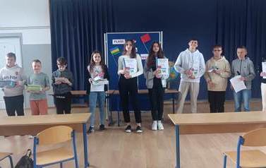 Uczniowie prezentują nagrody w konkursie geograficznym 3