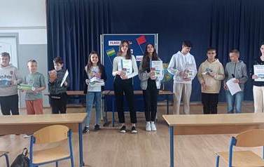 Uczniowie prezentują nagrody w konkursie geograficznym 2
