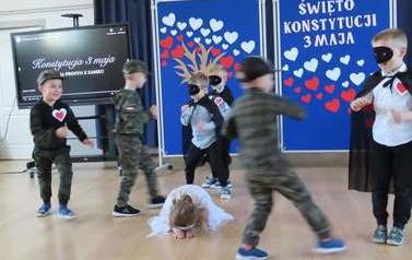 Występ dzieci z klas młodszych