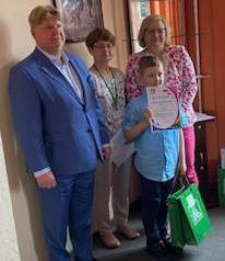 Uczeń prezentuje nagrody za konkurs bezpiecznie na wsi mamy, niebezpiecznych substancji unikamy