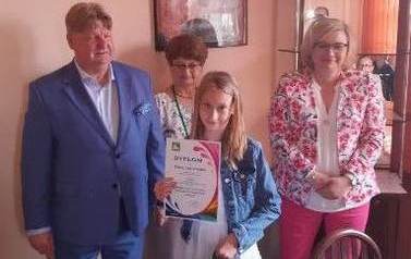 Uczennnica prezentuje nagrodę za konkurs bezpiecznie na wsi mamy, niebezpiecznych substancji unikamy