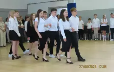 uczniowie tańczą poloneza