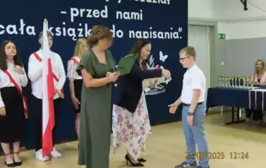 uczniowie odbierają nagrody za wysokie wyniki w nauce2