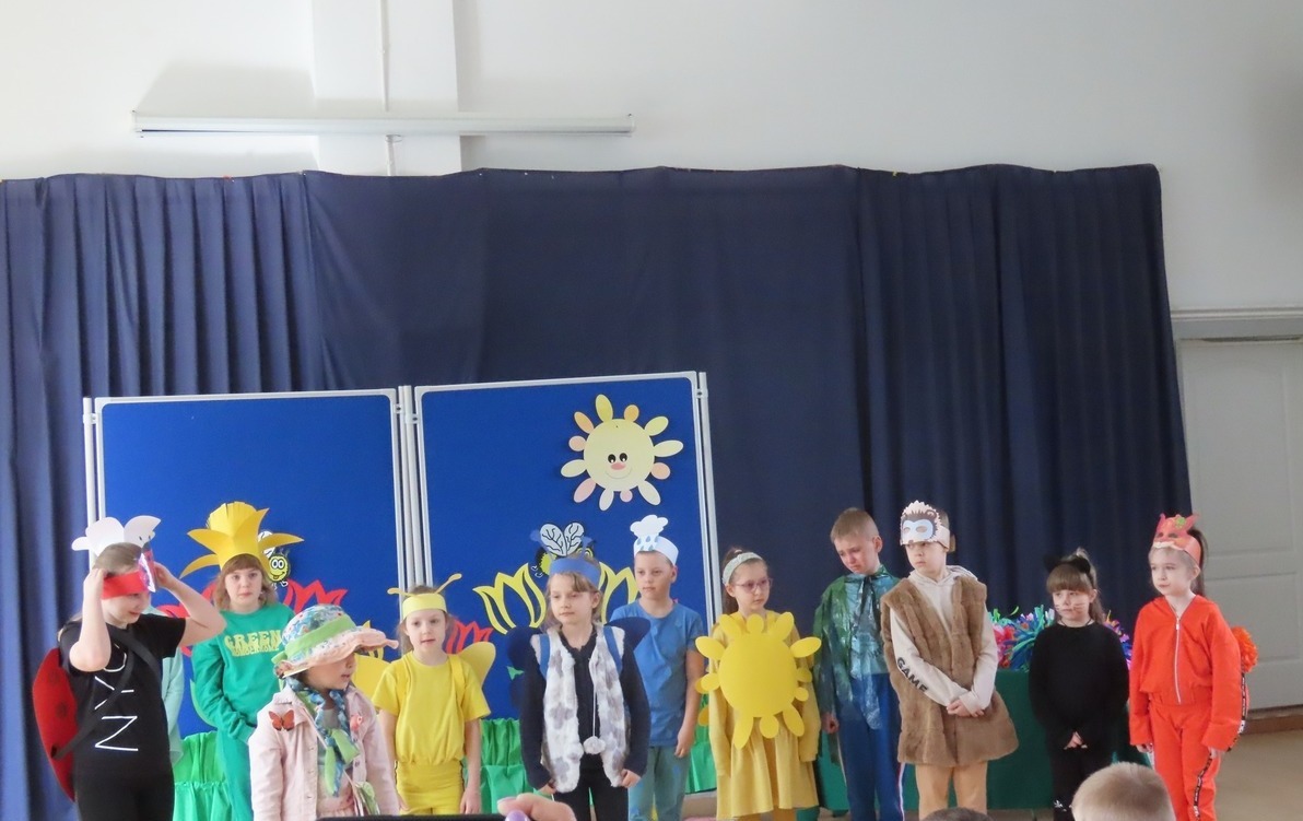 Zdjęcie do Uczniowie klas I-III witają wiosnę tańcem.