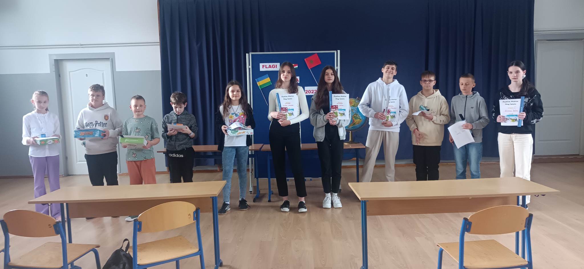 Wręczenie_nagr&oacute;d_i_dyplom&oacute;w_podczas_finału_konkursu_flagi_swiata